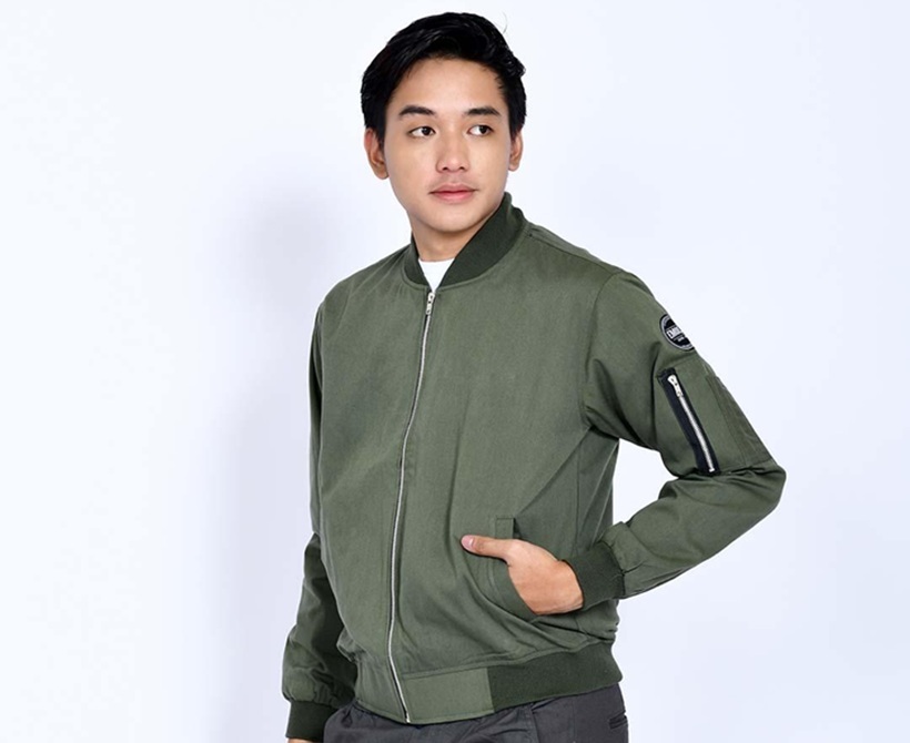 10 Rekomendasi Jaket Bomber. Produk Berkualitas yang Cocok untuk Berbagai Aktivitas