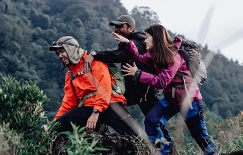 10 Rekomendasi Jaket Gunung Terbaik untuk Mendaki dan Hiking