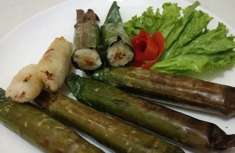 Anak-anak menerima makanan tambahan di Sulawesi Barat