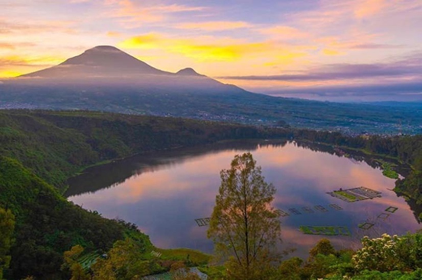 10 Tempat Wisata di Jawa Tengah. Mulai Dari Candi Hingga Gunung
