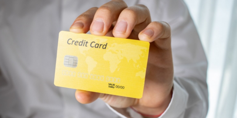 perbedaan kartu debit dan kredit