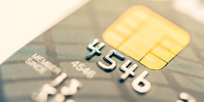 perbedaan kartu debit dan kredit 
