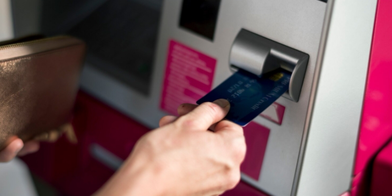 perbedaan kartu debit dan kredit